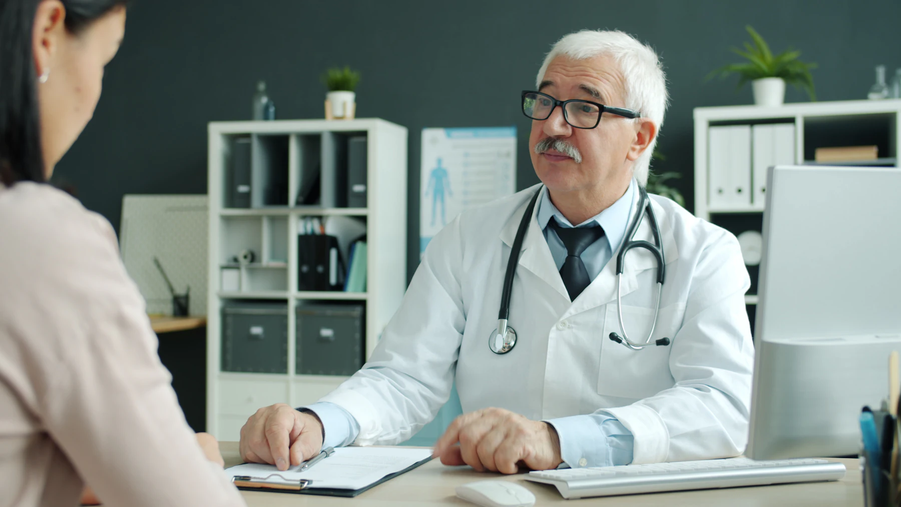 Medico durante una consulenza nel proprio studio