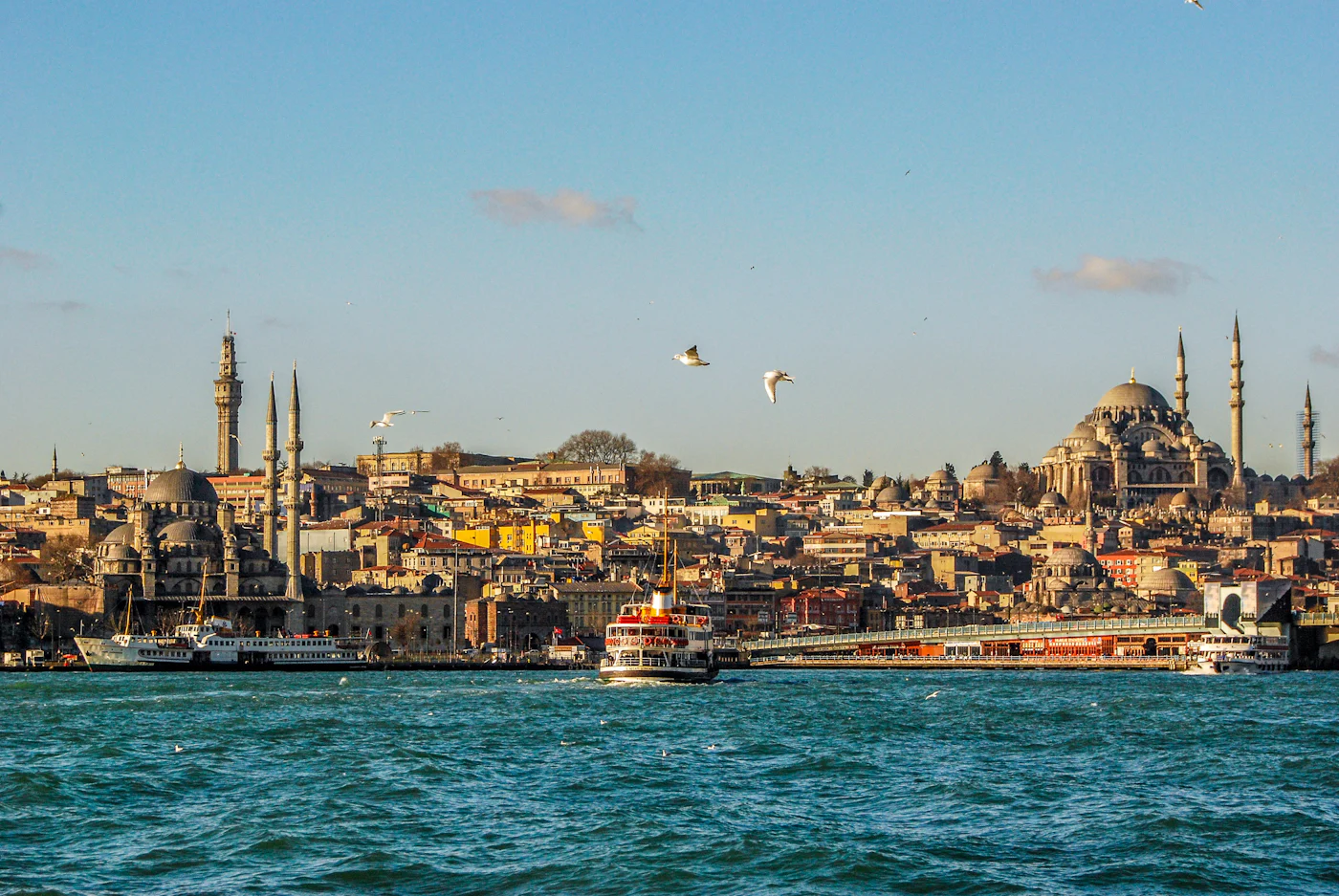 Traghetto che attraversa il Bosforo a Istanbul